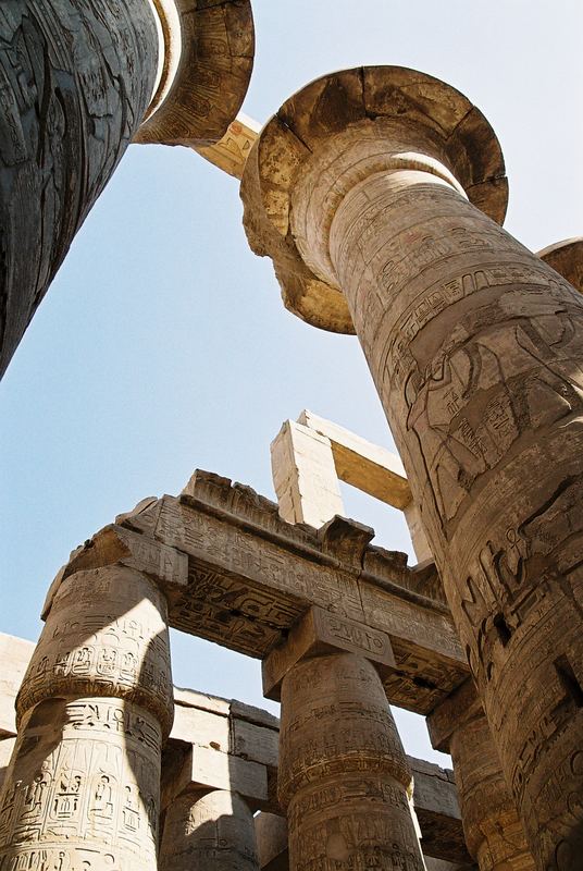Gewaltige Säulen im Karnak Tempel