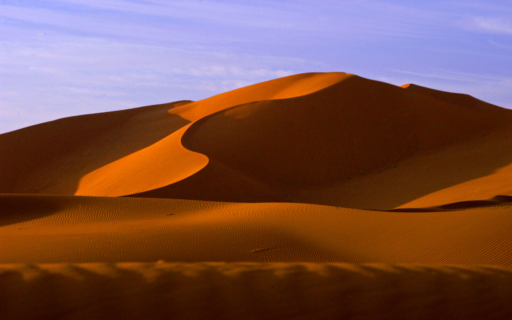 Gewaltige Sanddüne in der libyschen Sahara