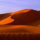Gewaltige Sanddüne in der libyschen Sahara