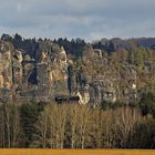 Gewaltige Sandsteintürme der Bastei im Vergleich zu den Beiden auf der Wiese...