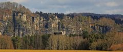 Gewaltige Sandsteintürme der Bastei im Vergleich zu den Beiden auf der Wiese...