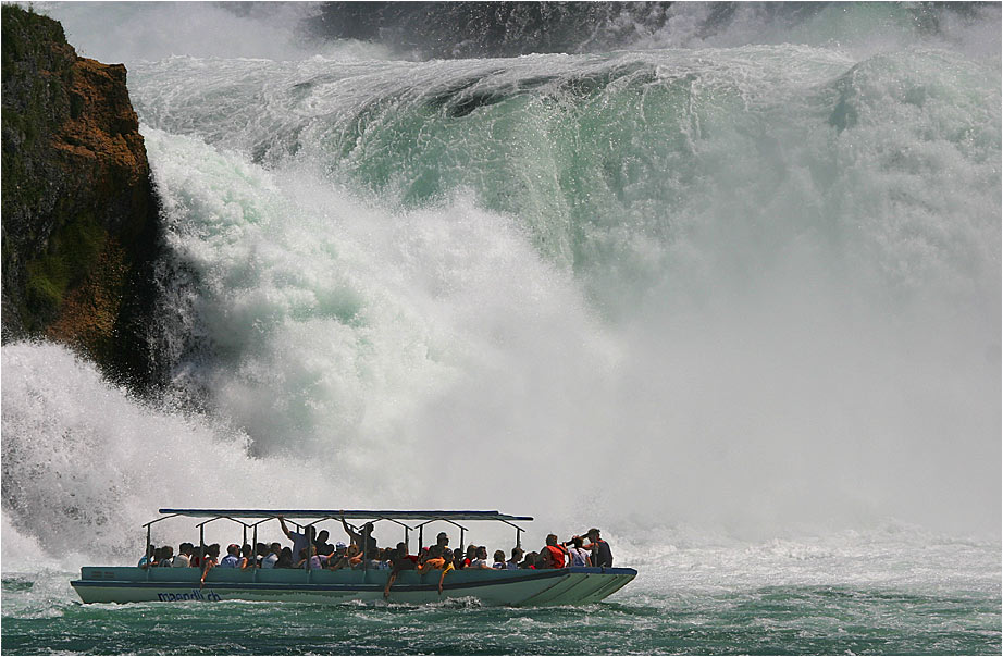 gewaltige Wasserwand