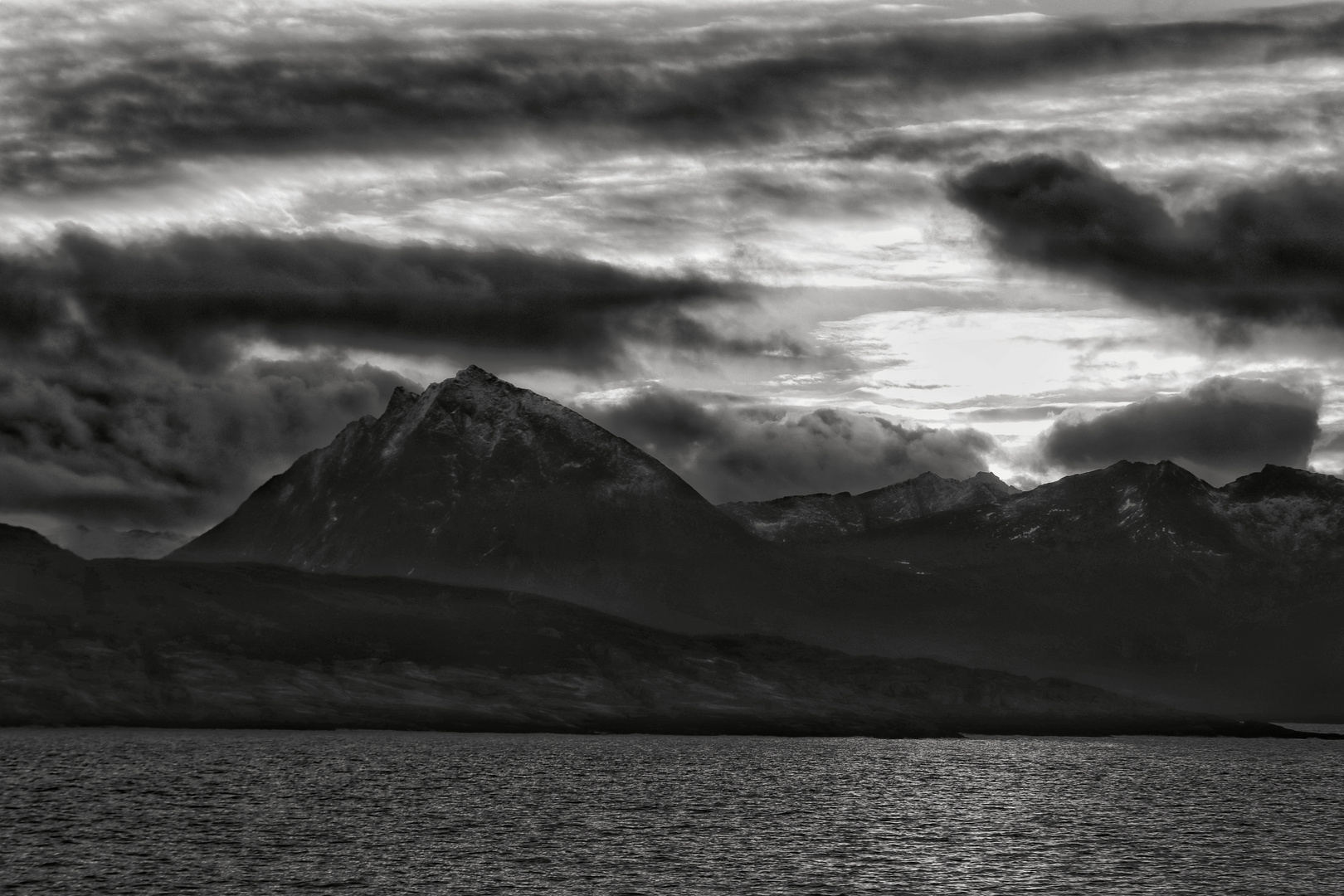 gewaltige Wolken Berge