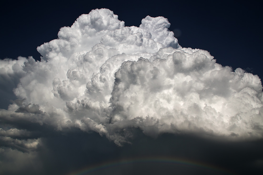 gewaltige Wolkenformation mit Regenbogen