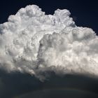 gewaltige Wolkenformation mit Regenbogen