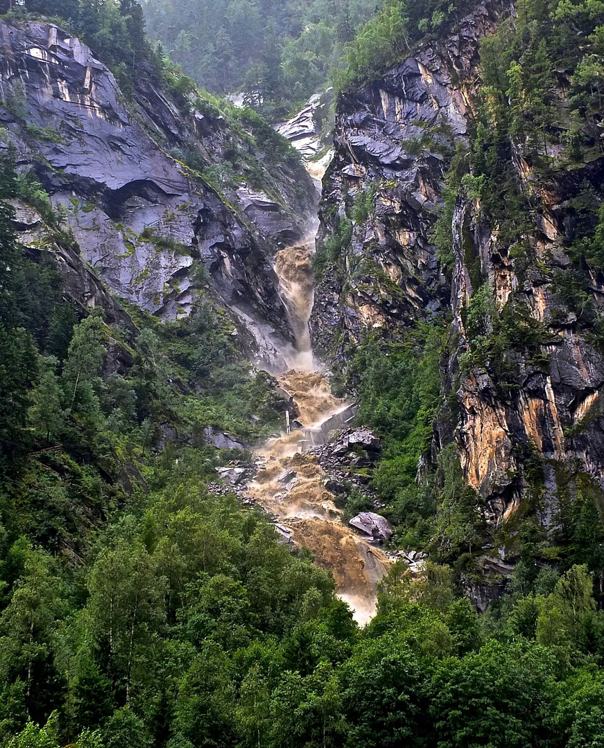 ... gewaltiges wasser mit schlamm und steinen ...