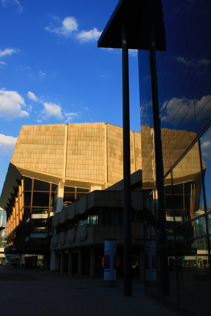 Gewandhaus Leipzig mit Spiegelung