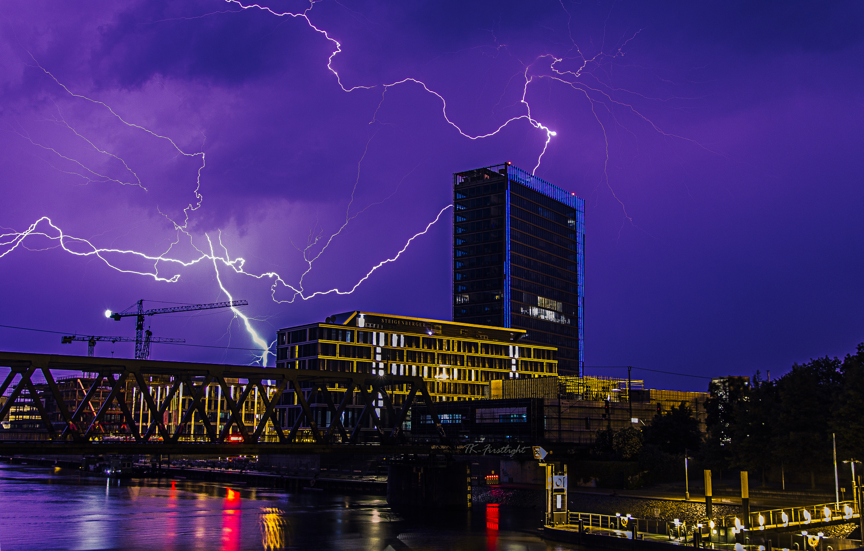 Gewiter über dem Weser Tower in Bremen