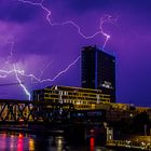 Gewiter über dem Weser Tower in Bremen