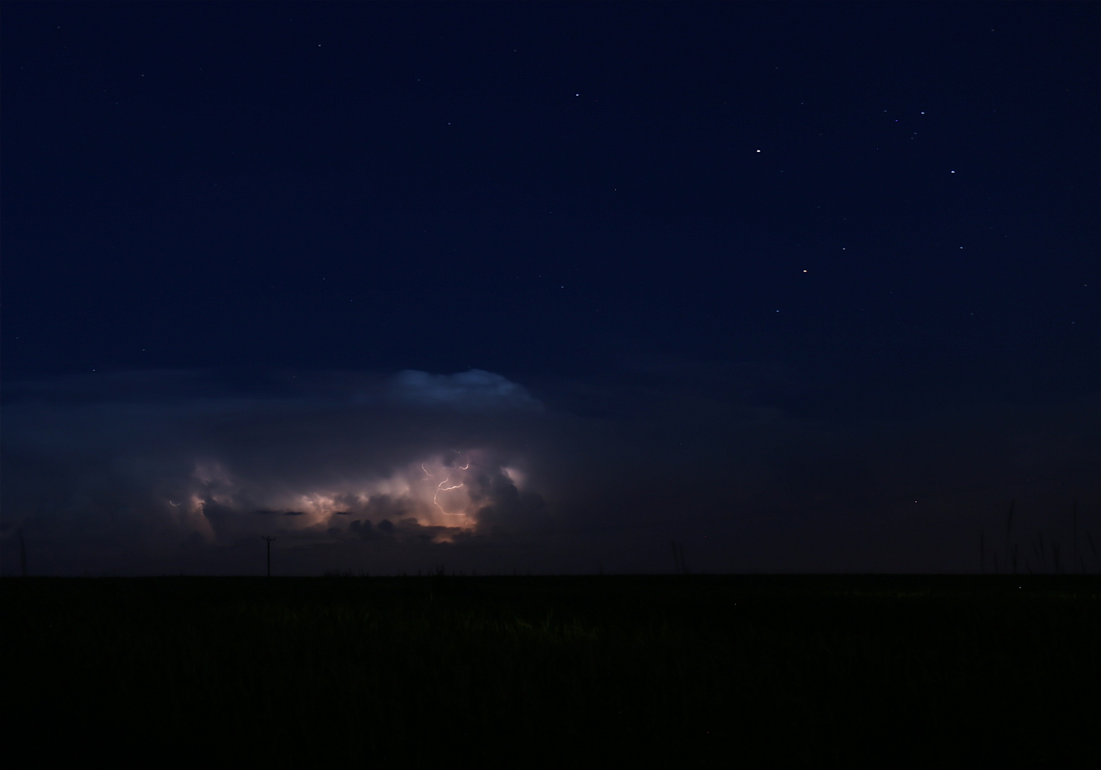 Gewitter am Bodensee / über der Wolkendecke einige Sterne