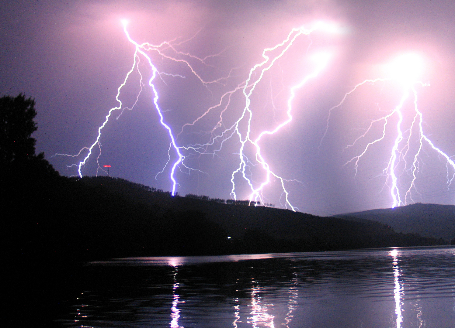 Gewitter Fluß Ourense / Spanien