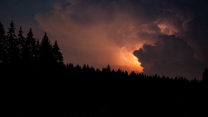 Gewitter hinter den Wolken