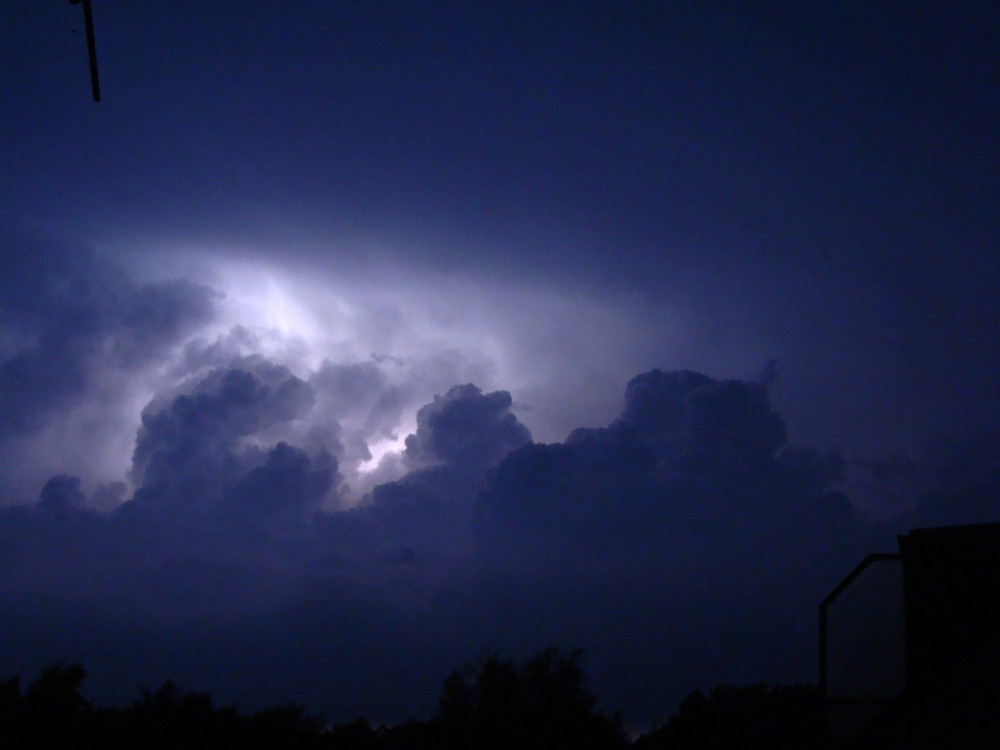 Gewitter hinter Wolken