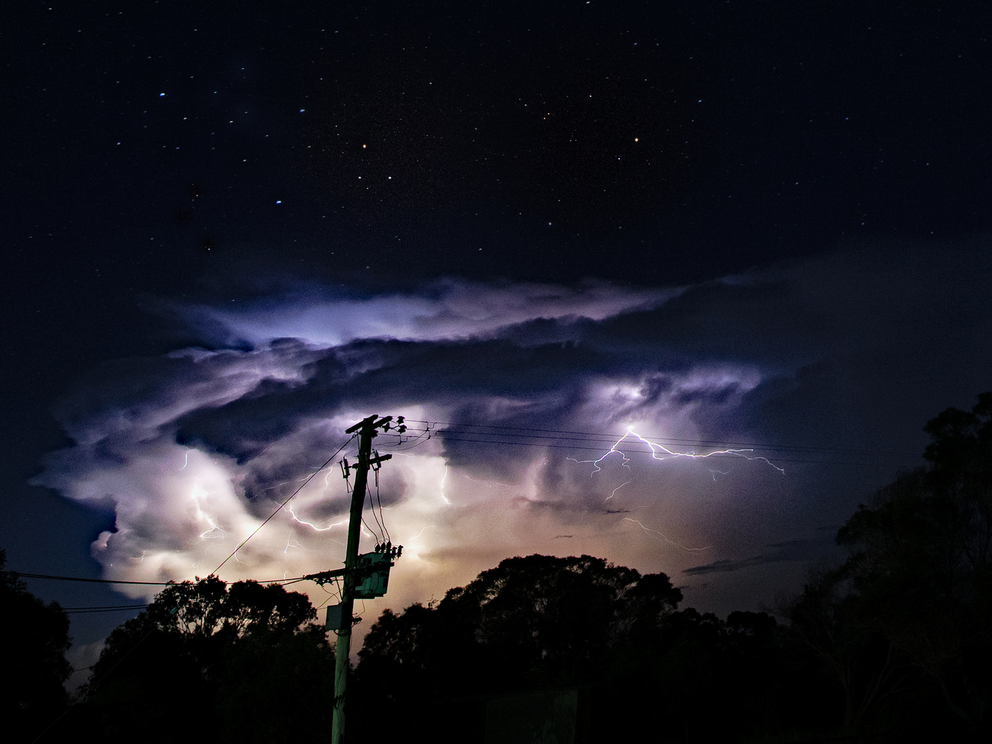 Gewitter in sternenklarer Nacht