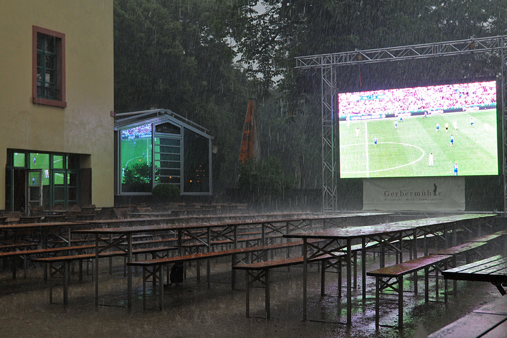 Gewitter – Juni: Public – Viewing für Wasserfeste