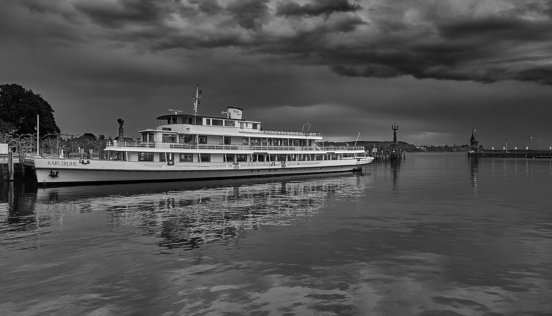 Gewitter-Lichtstimmung im Hafen von Konstanz.