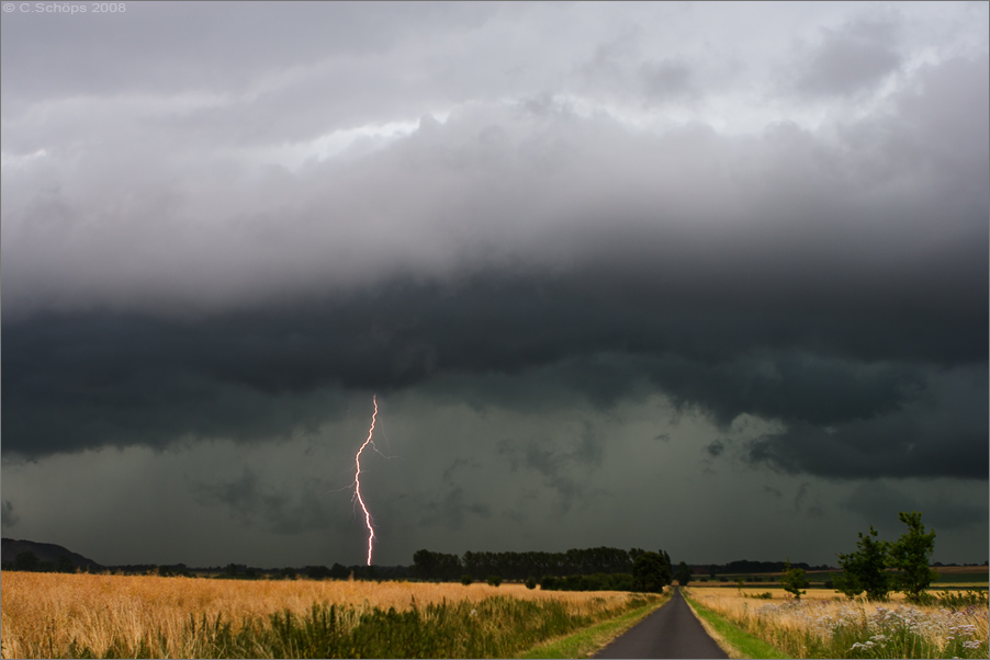 Gewitter mit Böenfront und Blitzschlag