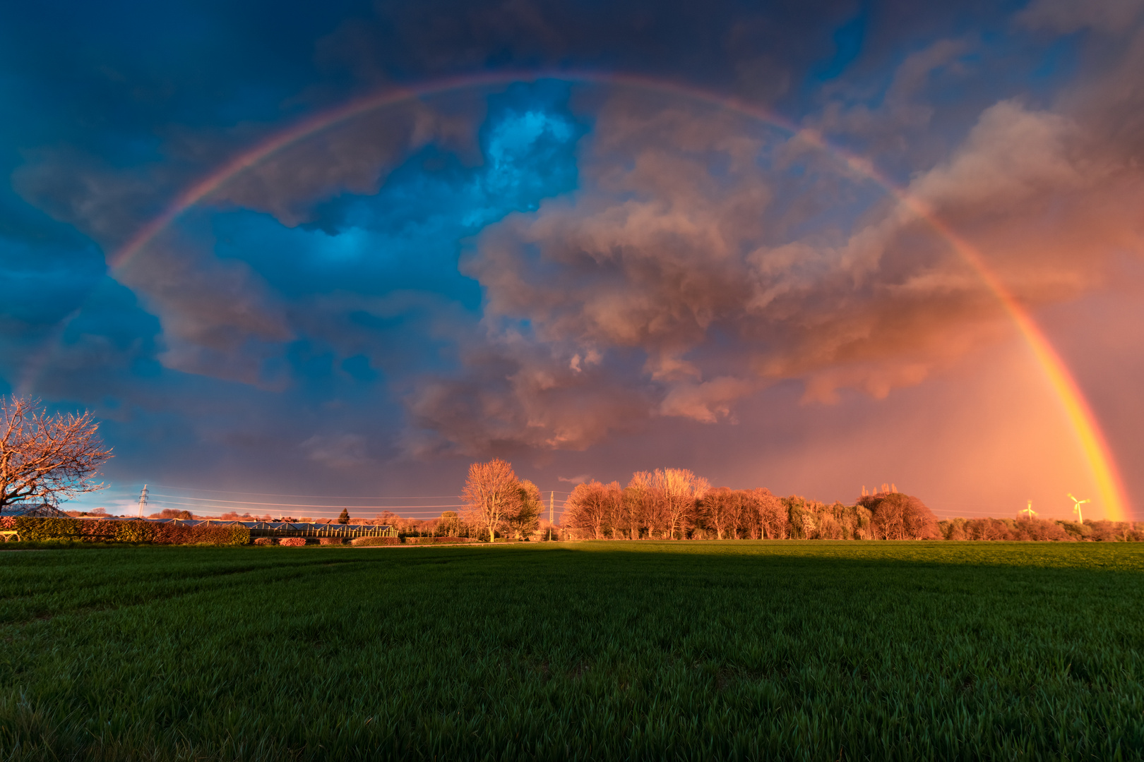 Gewitter mit Regenbogen bei Sonnenuntergang