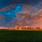 Gewitter mit Regenbogen bei Sonnenuntergang