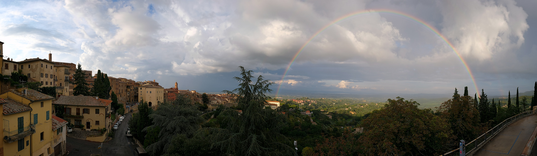 Gewitter mit Regenbogen über Montepulciano