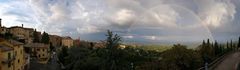 Gewitter mit Regenbogen über Montepulciano