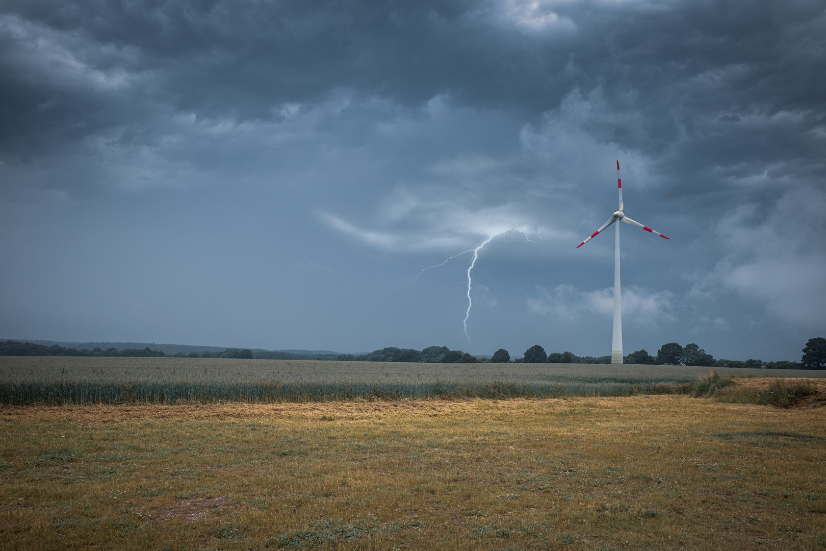 Gewitter über Acker