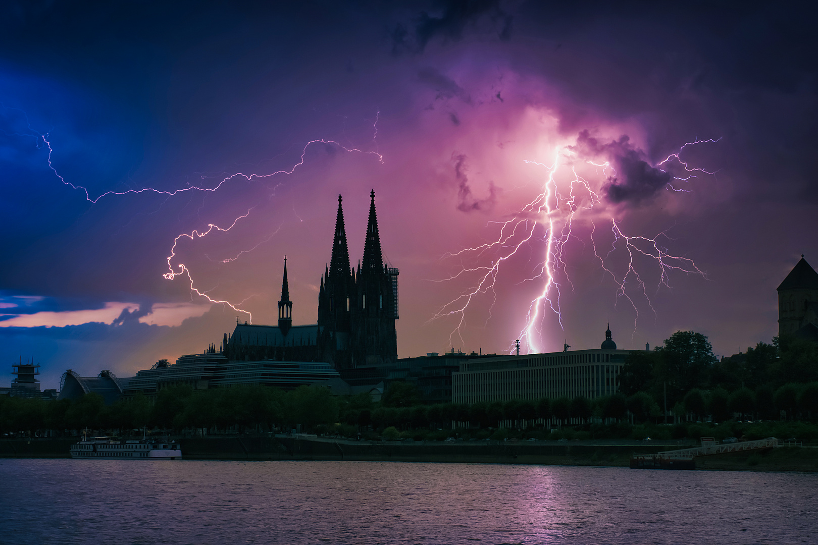 Gewitter über dem Dom