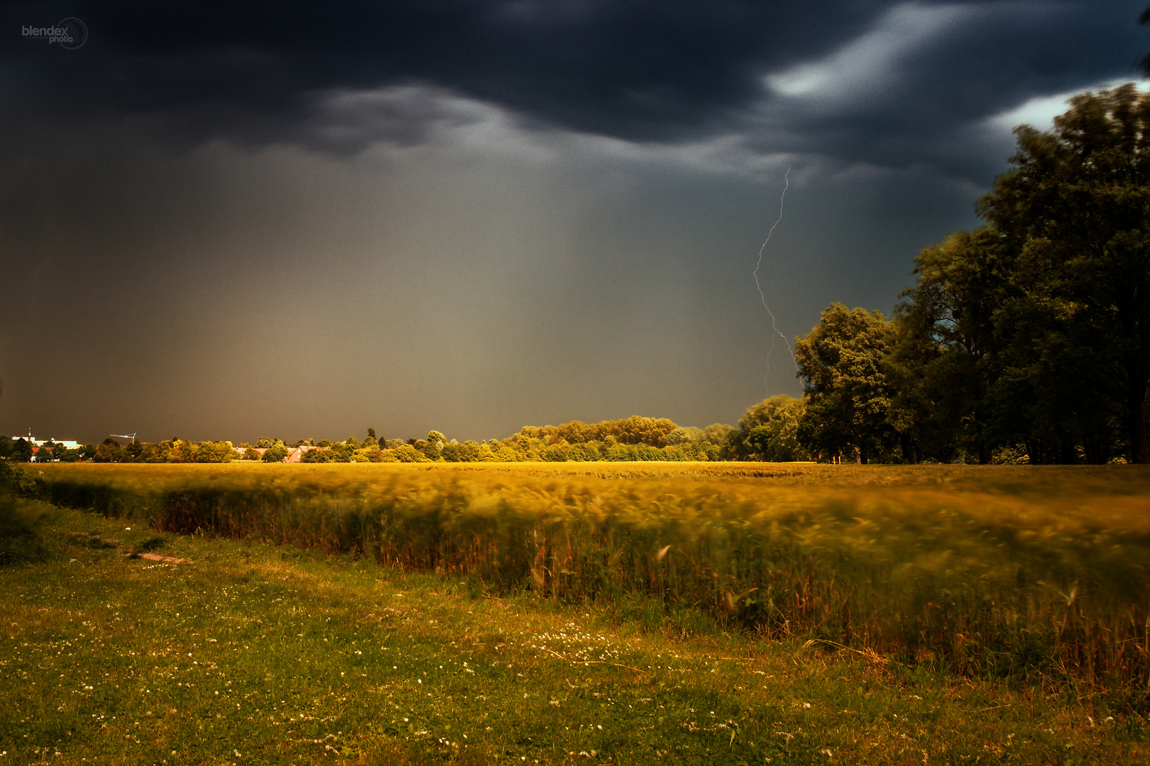 gewitter über dem duisburger süden