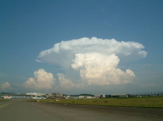 Gewitter über dem Flugplatz Zürich