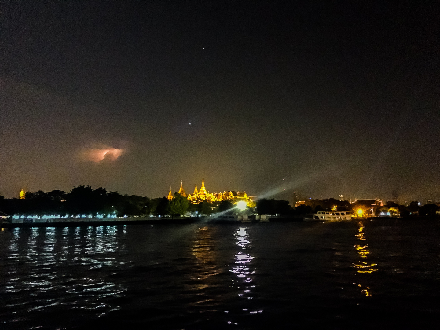 Gewitter über dem Grand Palace in Bangkok