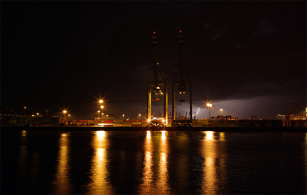 Gewitter über dem Hafen