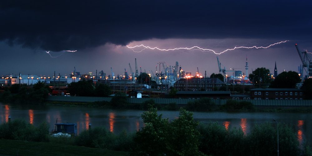 Gewitter über dem Hamburger Hafen