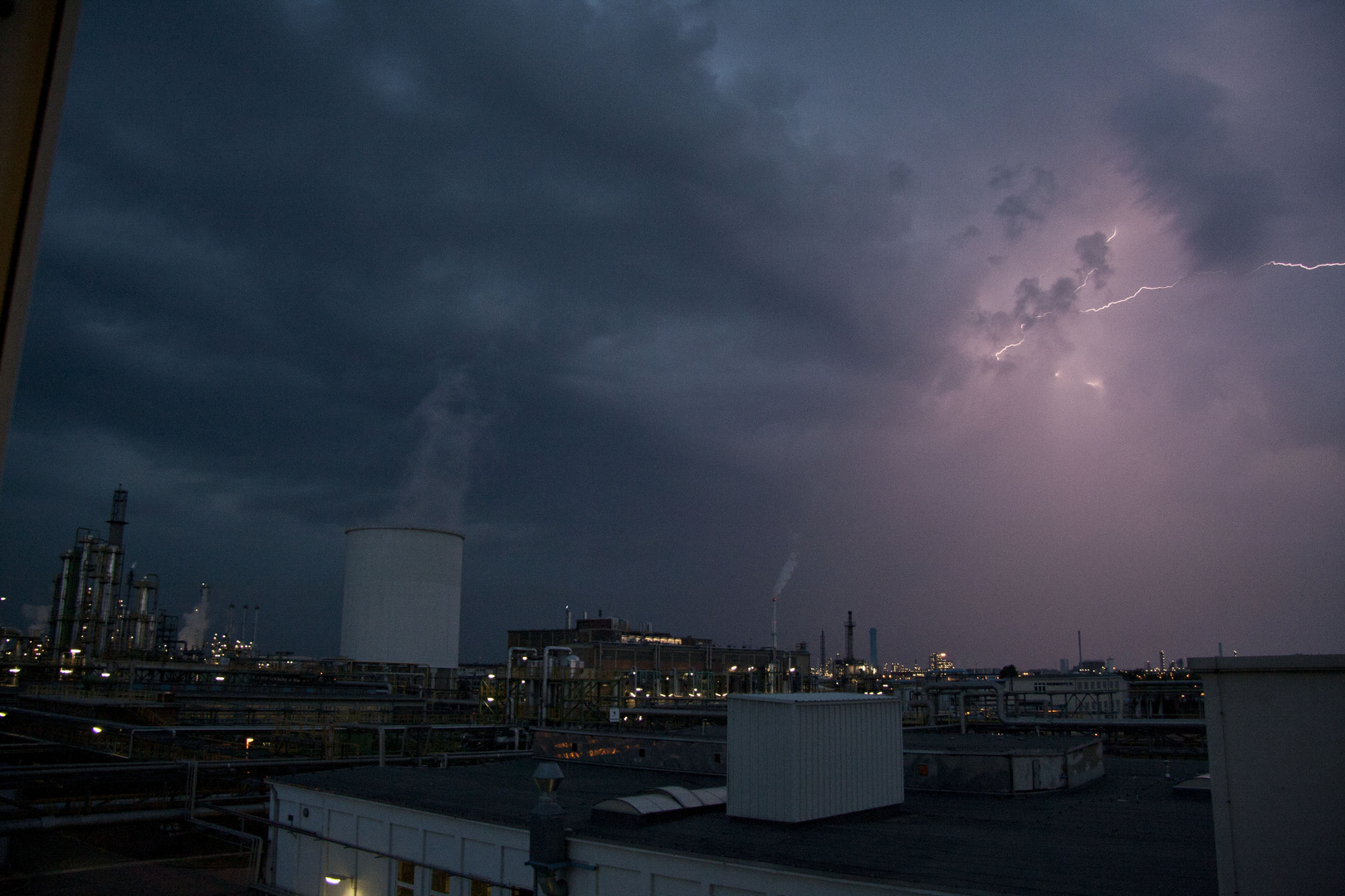 Gewitter über dem Leuna-Werk