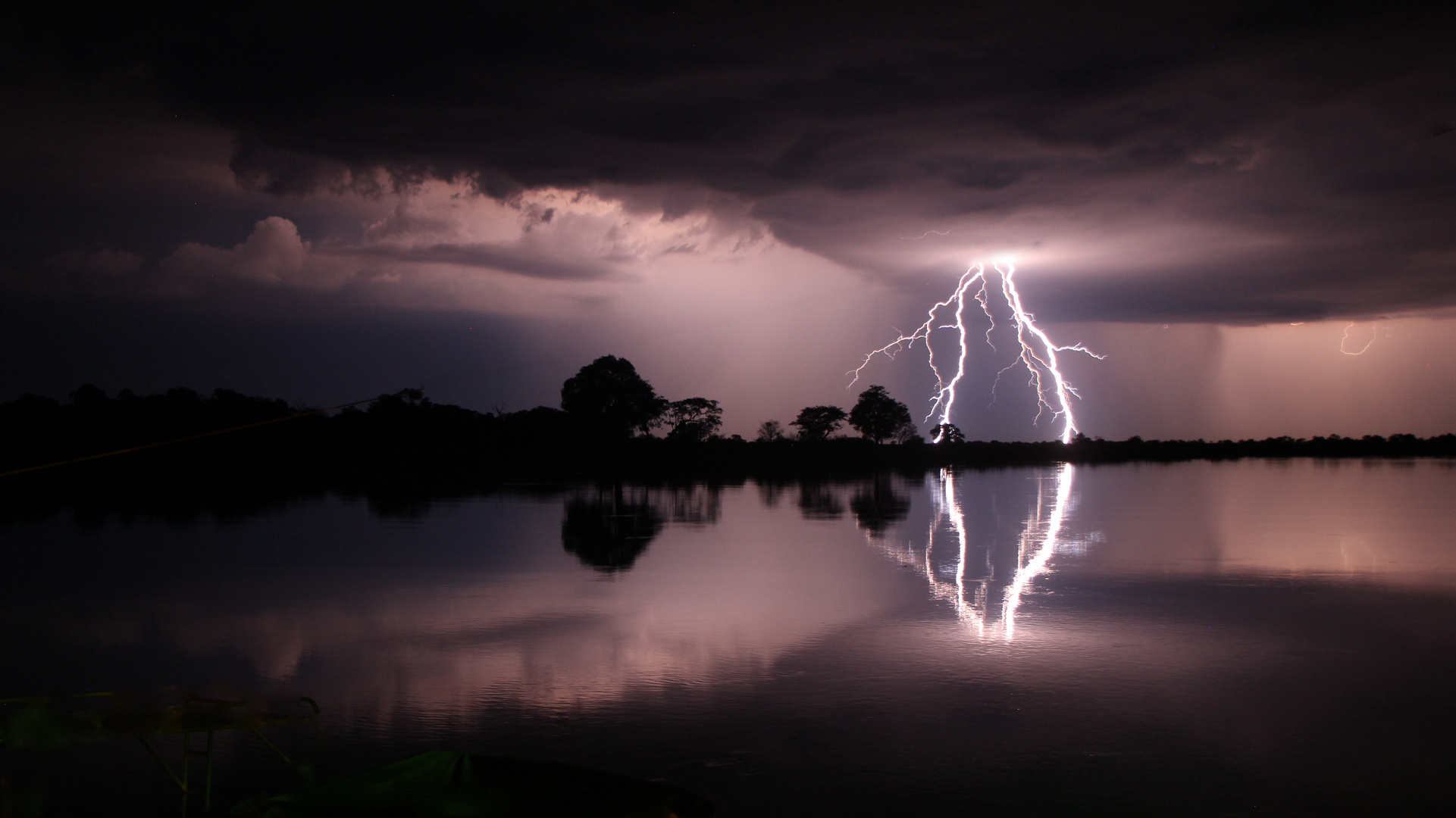 Gewitter über dem Okavango River in Namibia