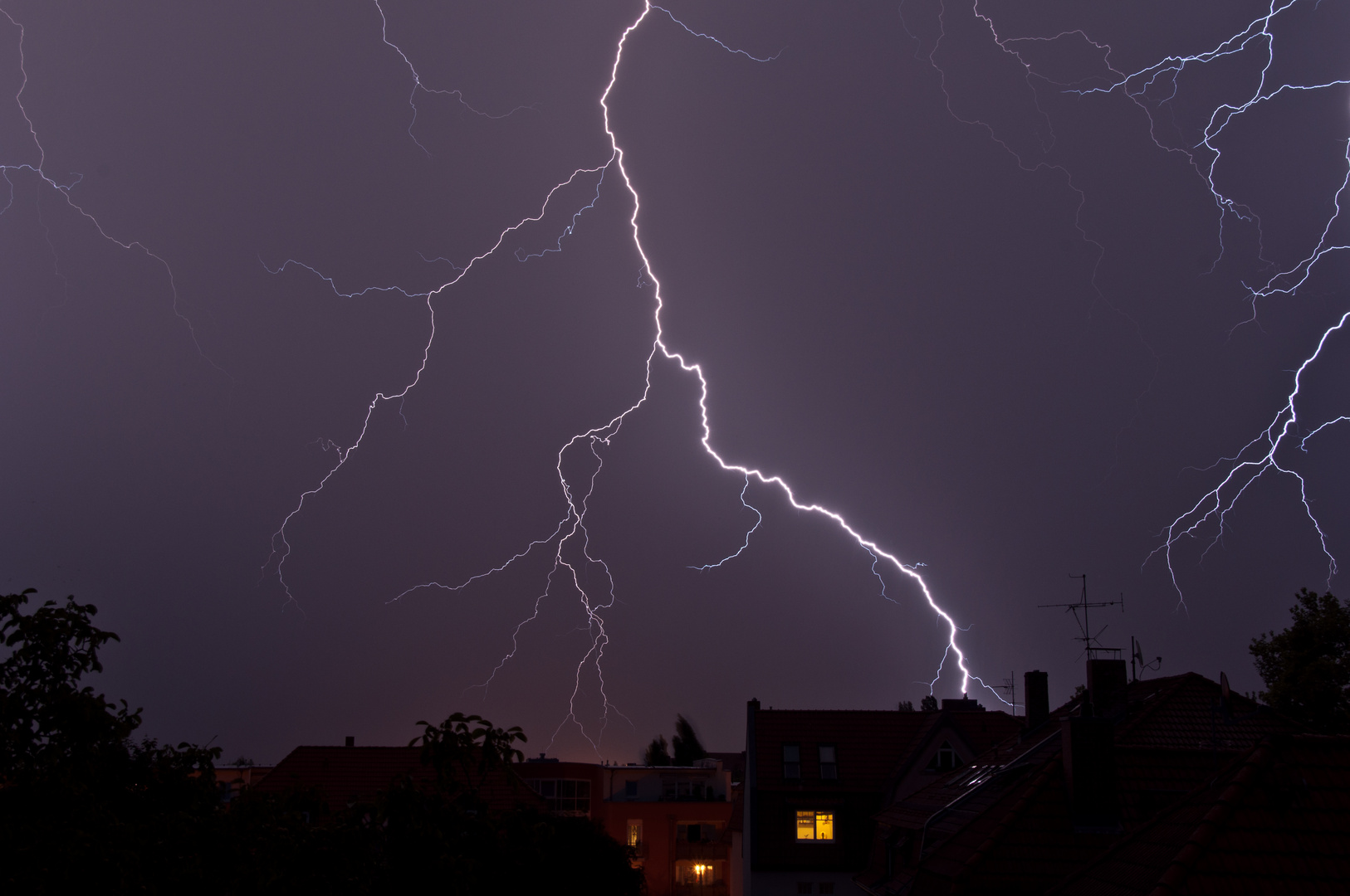 Gewitter über den Dächern der Stadt