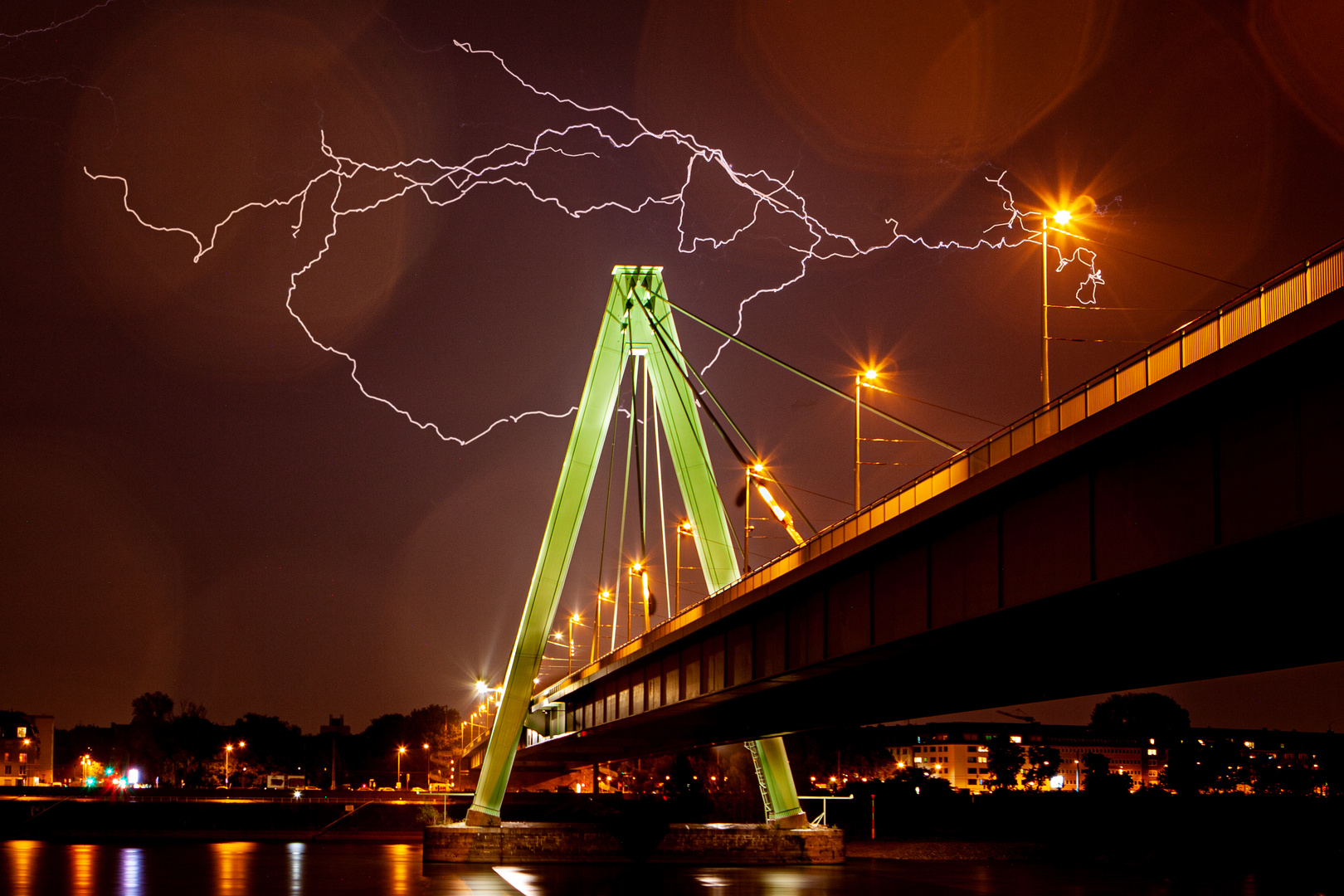 Gewitter über der Severinsbrücke