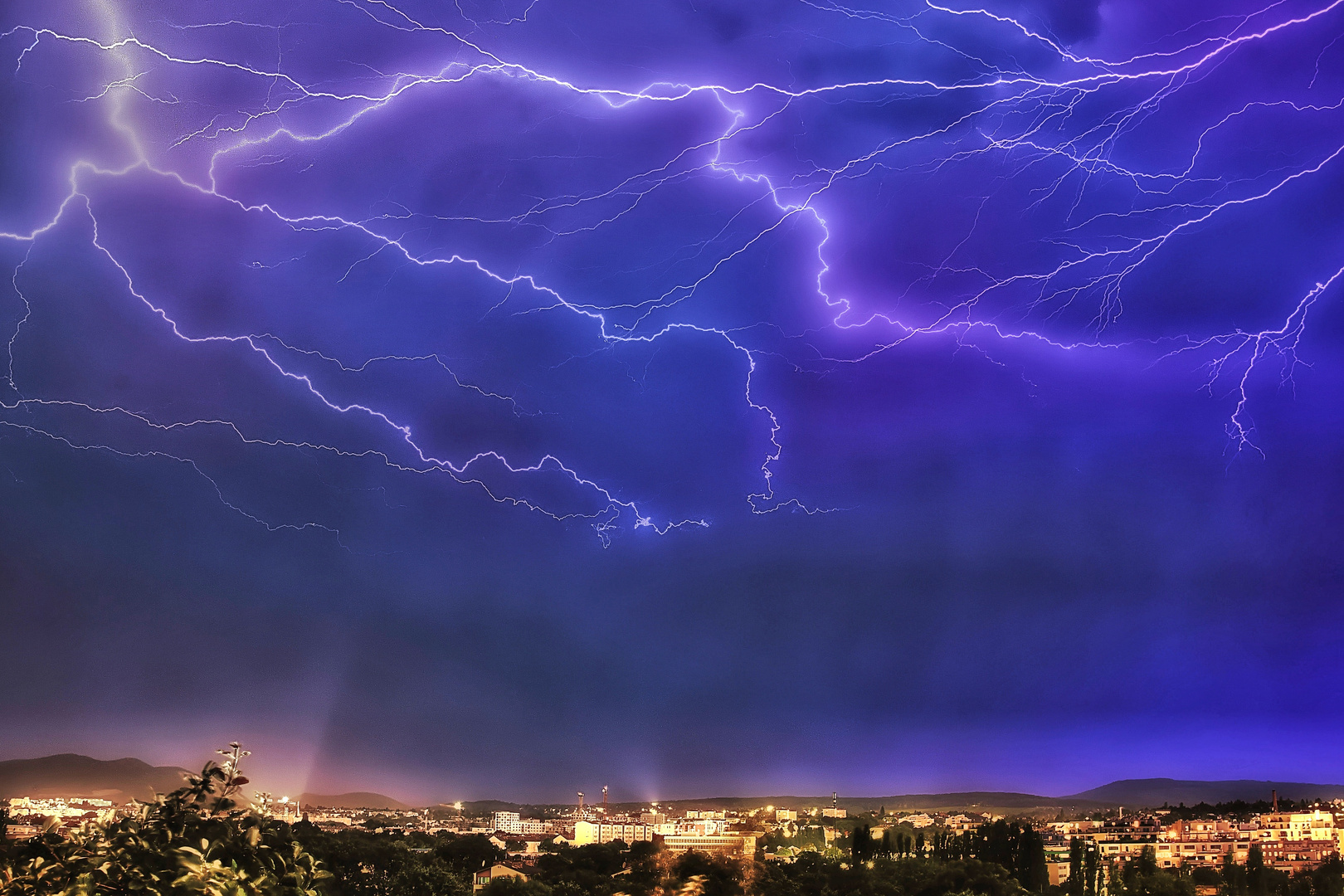 Gewitter über der Vorstadt im Südwesten von Wien