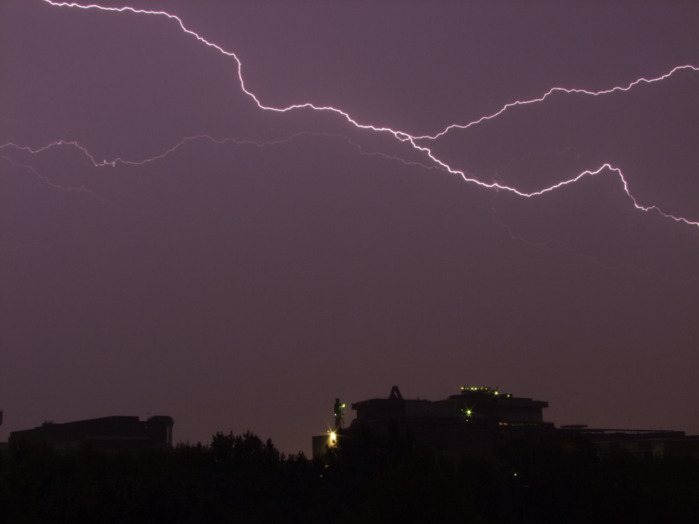 Gewitter über Duisburg am 20.08.2009 kurz vor 23:00 Uhr:)