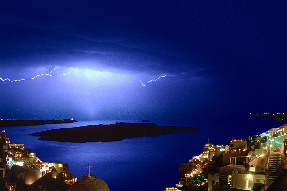 Gewitter über Santorini von Helmut Westerdorf