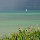 Gewitter über türkisblauem See