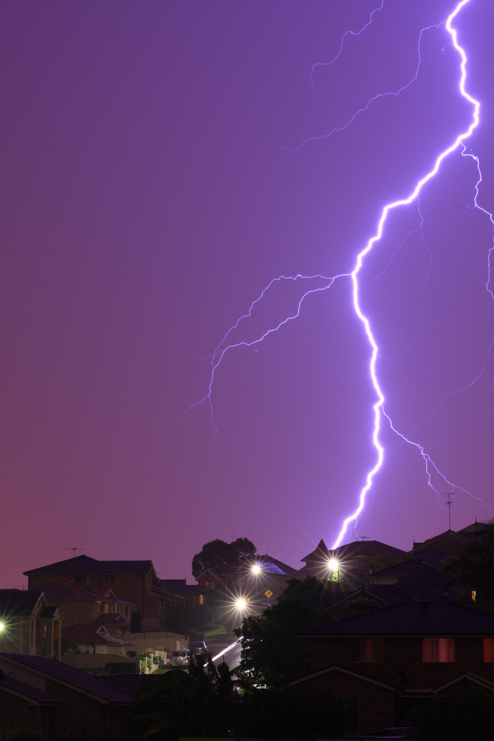 Gewitter über Vorstadtsiedlung