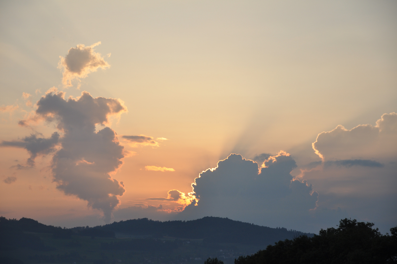 Gewitter- und AKW-Wolken