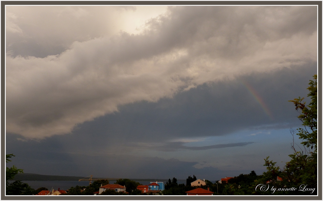 Gewitter und regenbogen