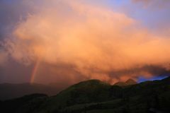 Gewitter und Regenbogen in den Bergen