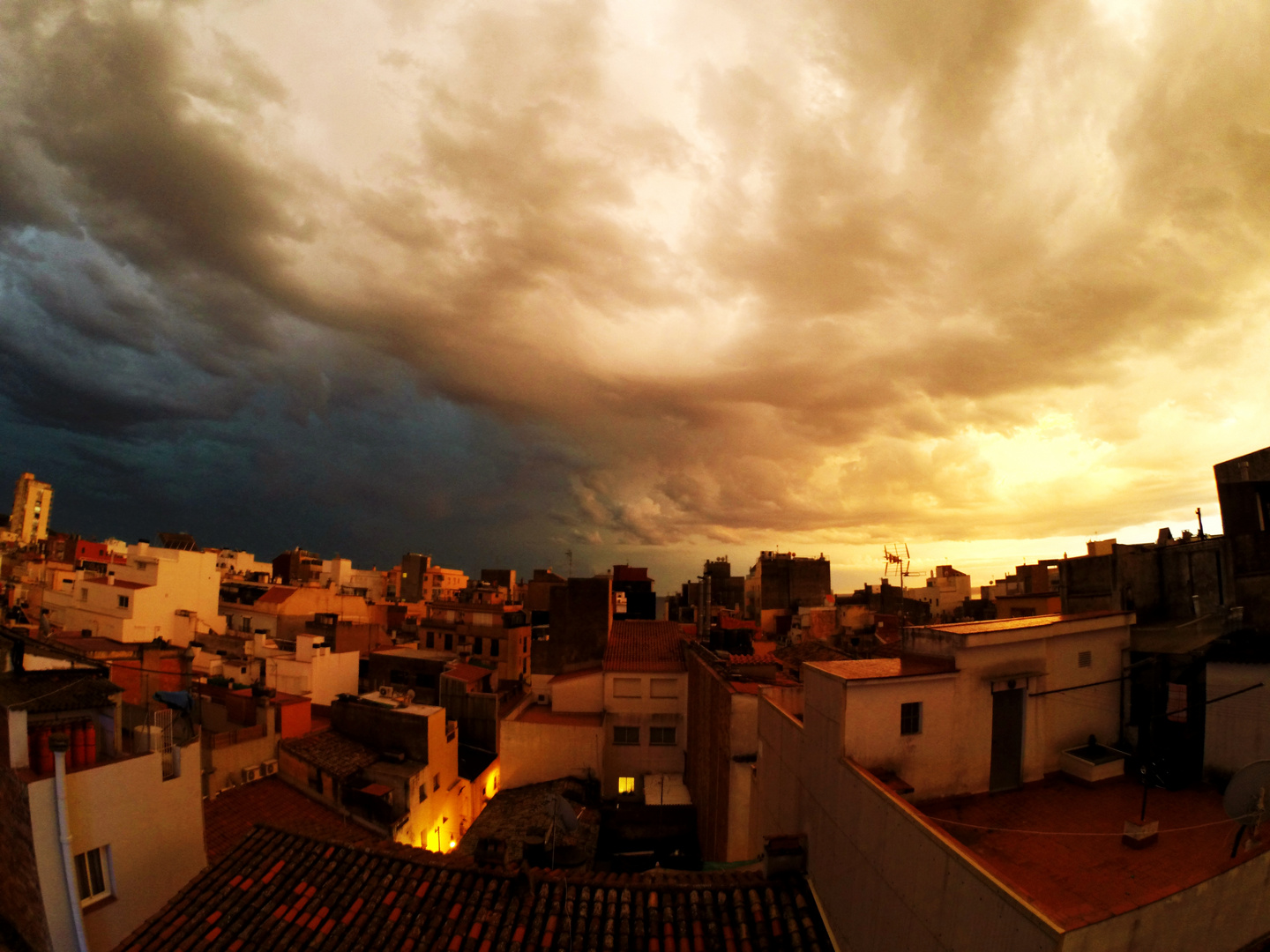 Gewitter vs. Sonnenuntergang