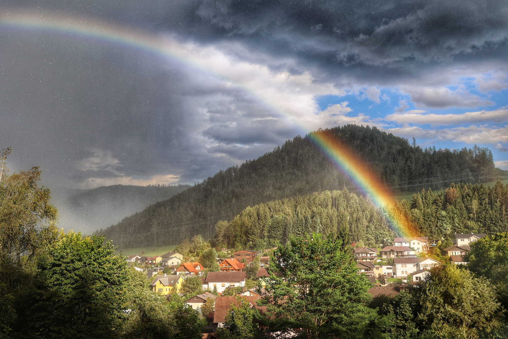 Gewitteraufzug mit Regenbogen 