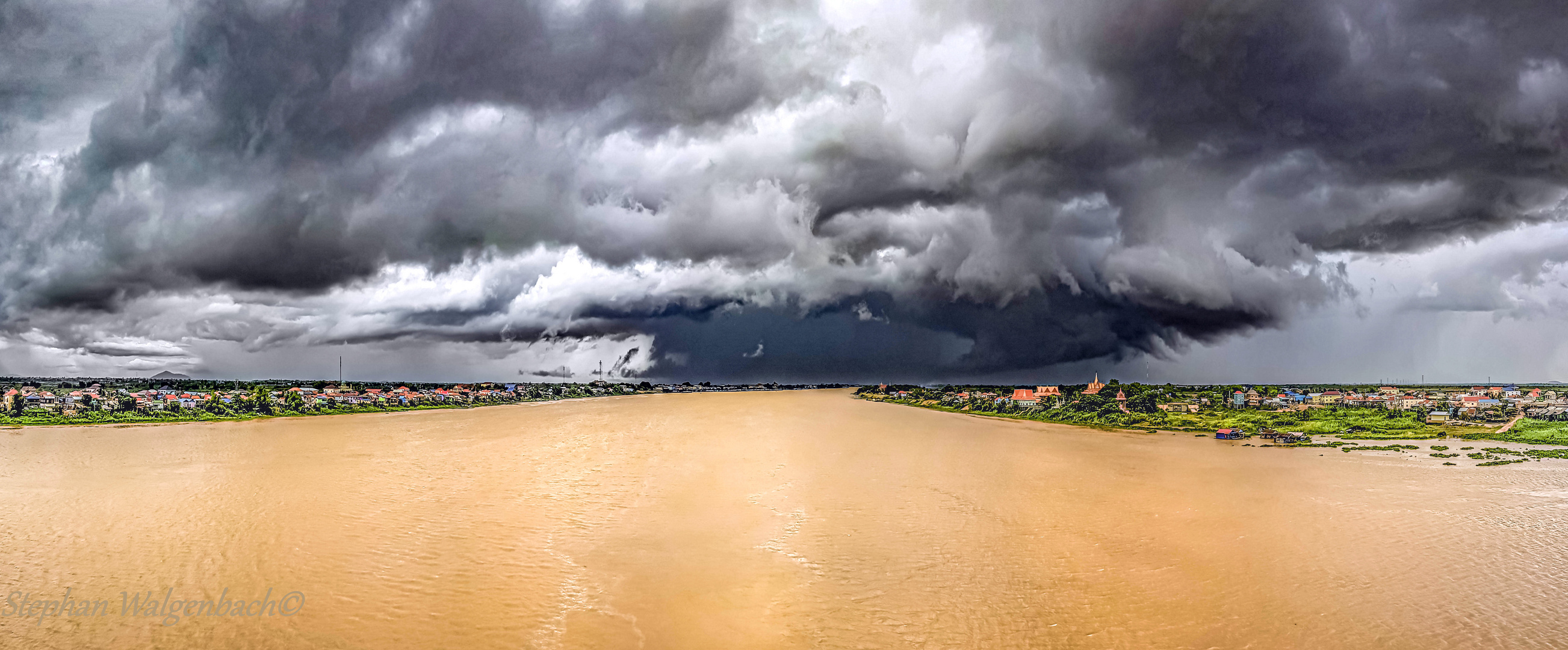 Gewitterfront am Tonle Sap (Fluss) Kambodscha