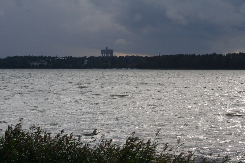 Gewitterfront an einer Bucht in Helsinki