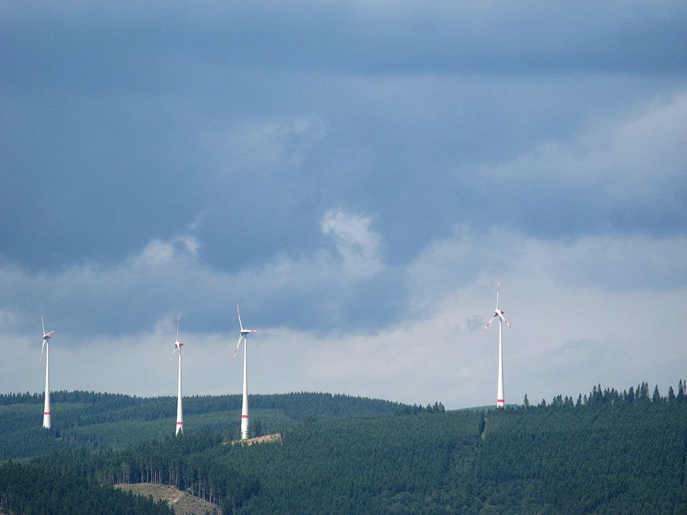 Gewitterfront mit Windrädern