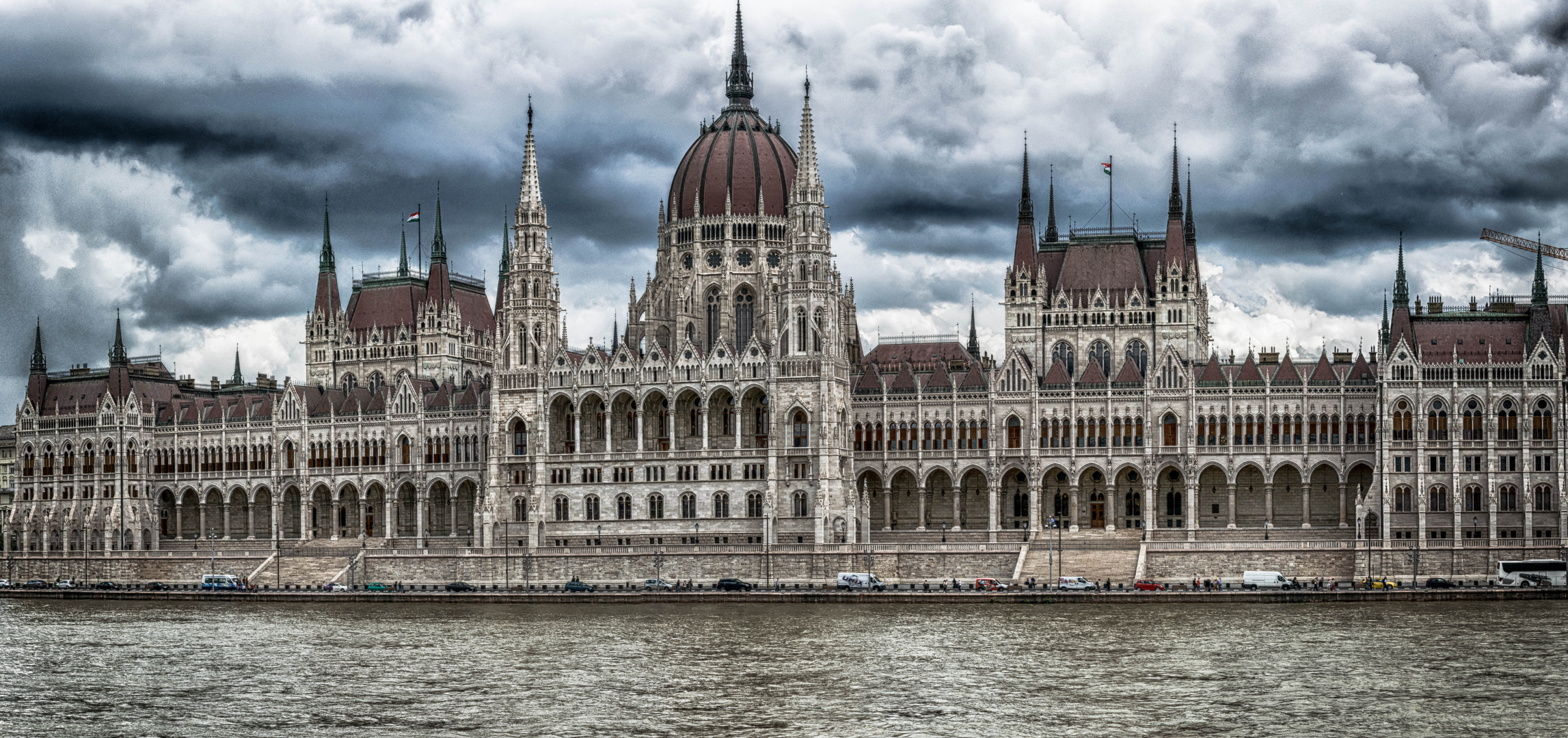 Gewitterfront über dem Parlamentsgebäude Budapest 